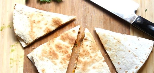 Кесадилья с курицей и пико де гайо