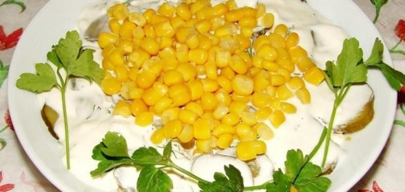 Салат с курицей и грибами и маринованными огурцами