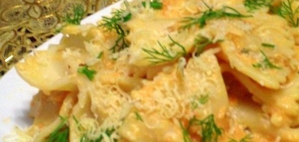 Фарфалле с томатами, рикоттой и чесноком