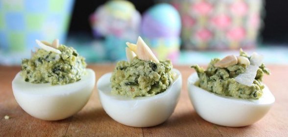 Яйца, фаршированные беконом и голубым сыром