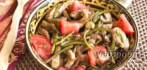 Тёплый салат со стрелками чеснока