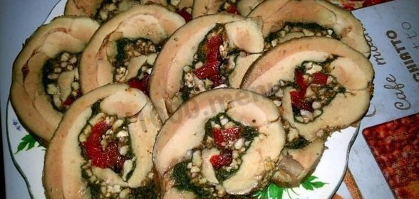 Рулет из индейки со шпинатом и орехами
