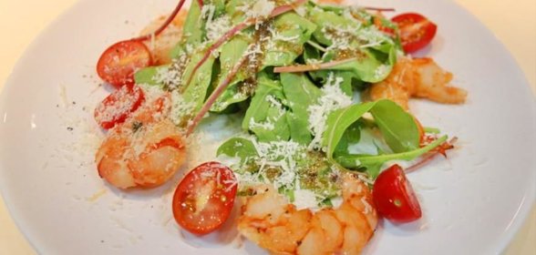 Теплый салат с креветками