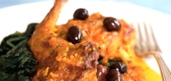 Тушеная утка с красным вином и оливками