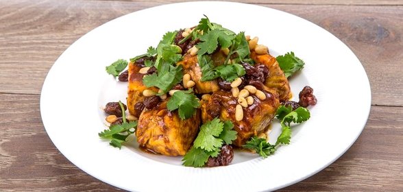 Лосось с шафраном и кедровыми орешками