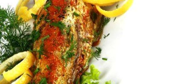 Тунец с мятой, чесноком, томатами и белым вином