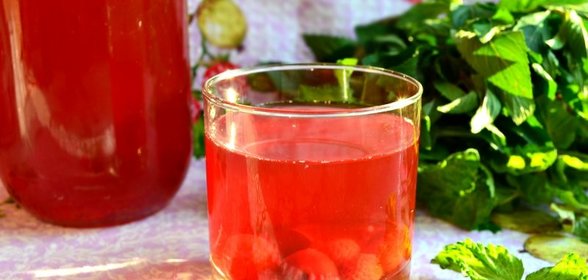 Компот из клубники и черешни с мятой
