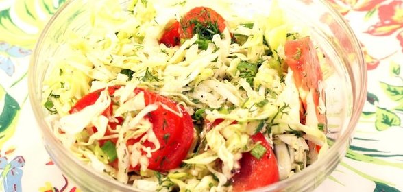 Салат из капусты с помидорами