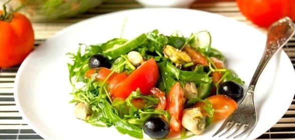 Салат с рукколой и мидиями