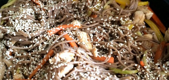 Соба с индейкой и овощами