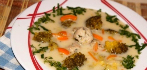 Суп с фрикадельками и брокколи
