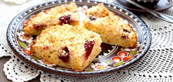 Пирог с вишней и миндалём