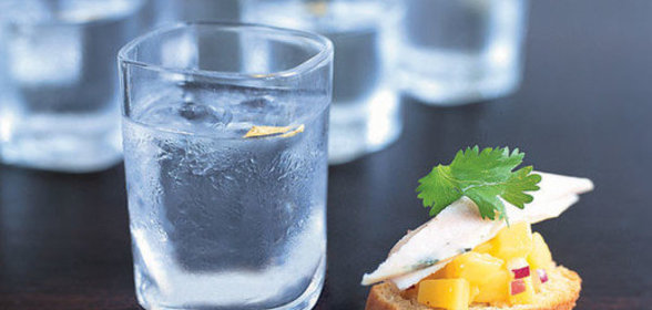 Тартинки с копченой курицей и сальсой из манго