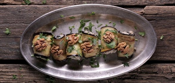 Рулетики из баклажанов с орехами