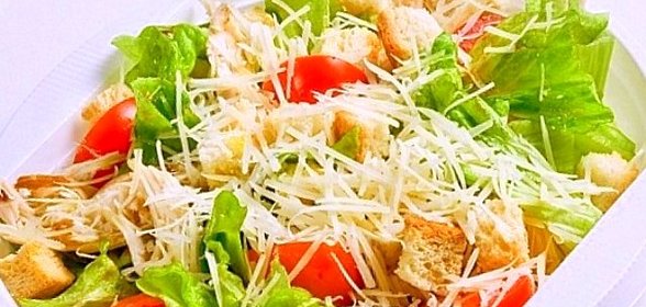 Салат с черри и сухариками