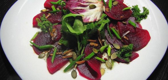Свекольный микс-салат с рукколой и тыквенными семенами