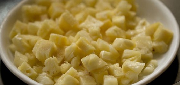 Салат из ананасов с чесноком