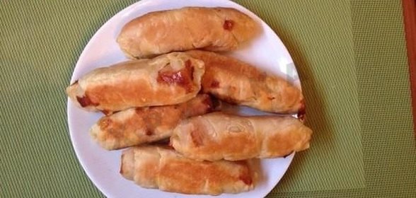 Сосиски в тесте в мультиварке в слоеном тесте