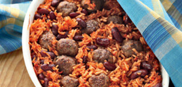 Запеченная фасоль с рисом и фрикадельками