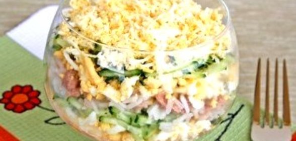 Салат с печенью трески и рисом