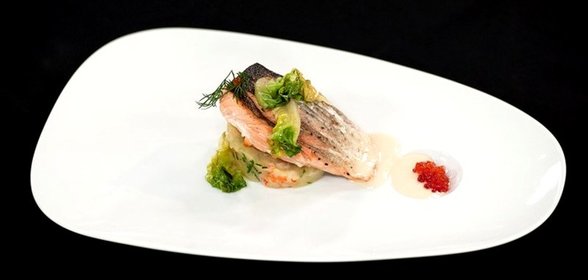 Стейк из семги на печеном картофеле с икорным соусом