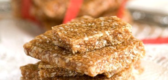 Медово-ореховые конфеты с кунжутом