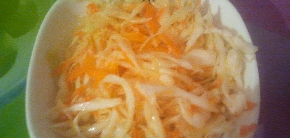 Капустный салат с яблоком и морковью