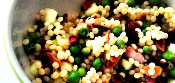 Салат из птитима с беконом, зеленым горошком и лимоном