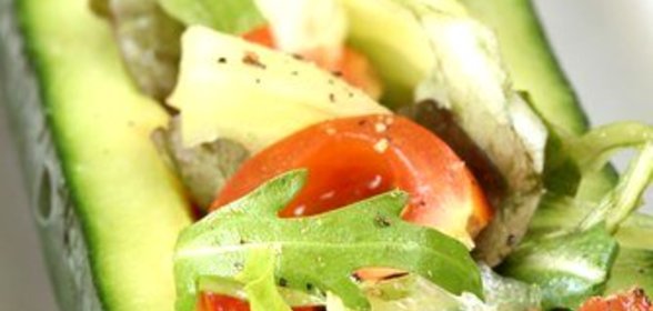 Огурцы свежие, фаршированные сырыми овощами