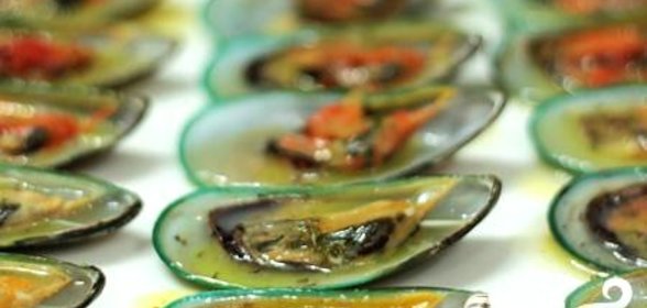 Запеченные мидии с лимонным соусом