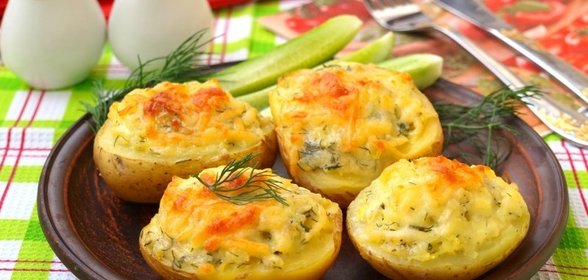 Картофель запечённый в духовке с начинкой из сыра сулугуни