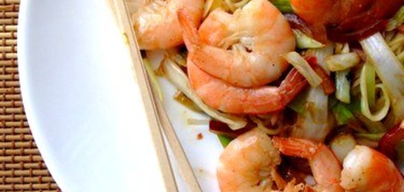 Салат с яичной лапшой, жареными креветками, фасолью и чили