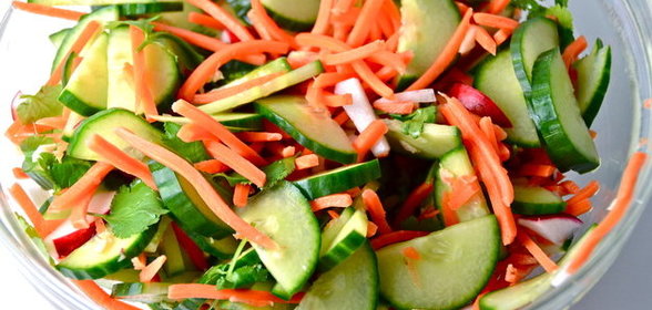 Марроканский салат из моркови, огурца и редиса