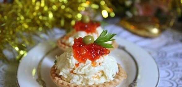 Новогодние тарталетки с салатом и красной икрой