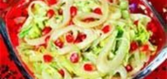 Салат с кальмарами и зернами граната