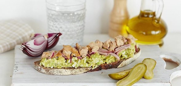 Бутерброды с яйцами, печенью трески и авокадо