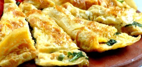 Омлет с тыквой, карамелизованным луком, горгонзолой и шалфеем