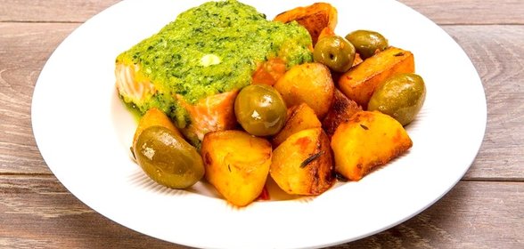 Филе семги с базиликом, оливками и картофелем