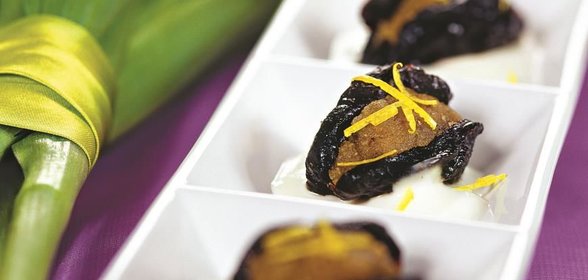 Закуска из чернослива со взбитой сметаной