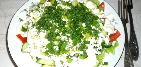 Салат из свежих овощей с яйцами