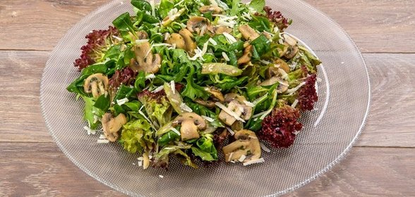 Зеленый салат с шампиньонами