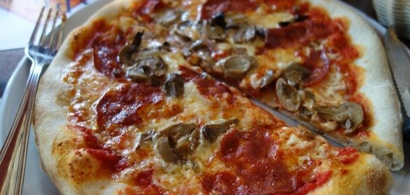 Пицца с колбасой, грибами и помидорами