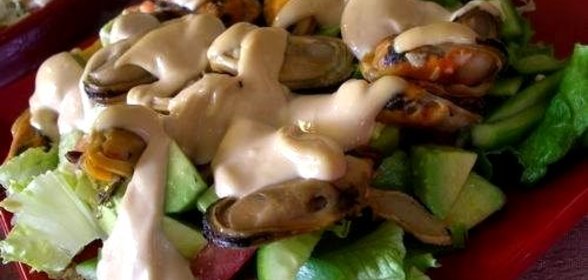 Салат с мидиями и овощами