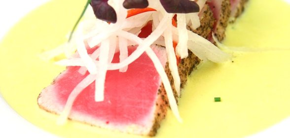 Тунец с соусом халапеньо и лапшой из дайкона с чили