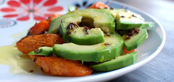 Запеченая морковь с авокадо и тмином