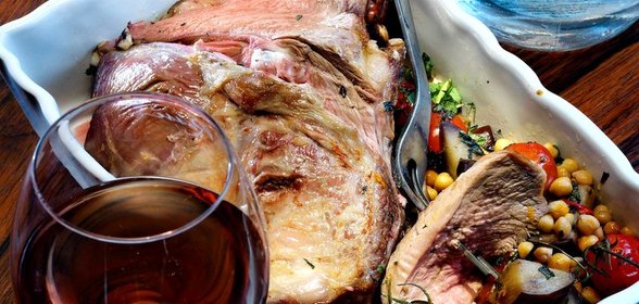 Баранье жиго с теплым салатом из баклажанов и нута