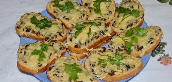 Горячие бутерброды с грибами и сыром в духовке