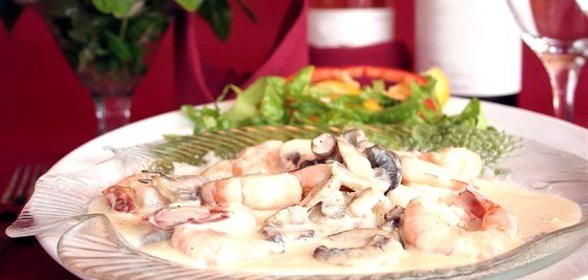 Креветки с текилой, сливками и зеленым луком