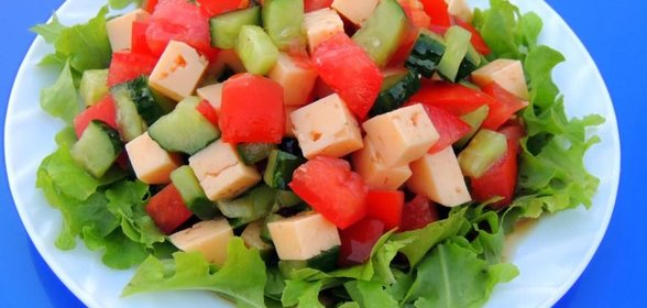 Салат из овощей с сыром