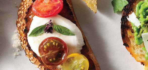 Кростини с томатами, базиликом и моцареллой